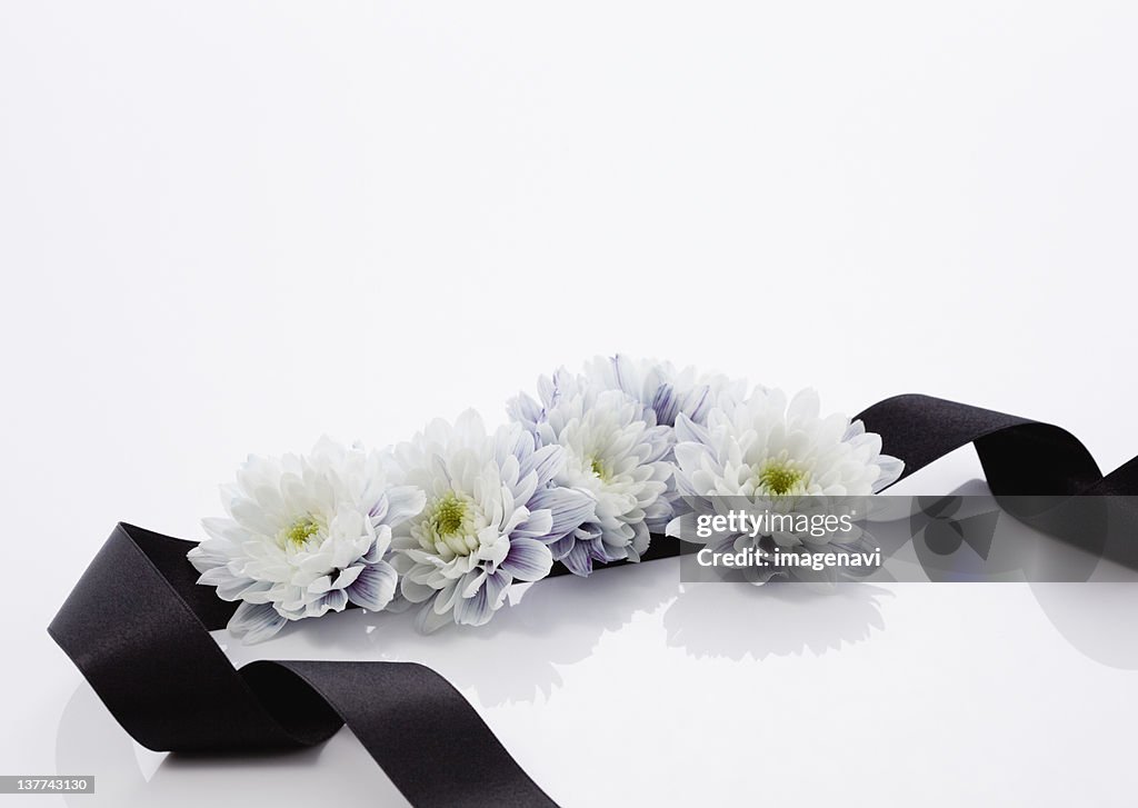 Chrysanthemum flower arrangement (mourning image)