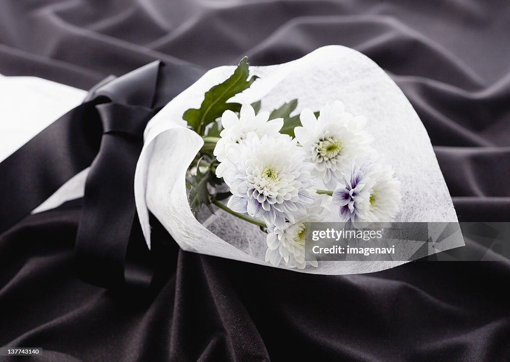 Chrysanthemum bouquet (mourning image)