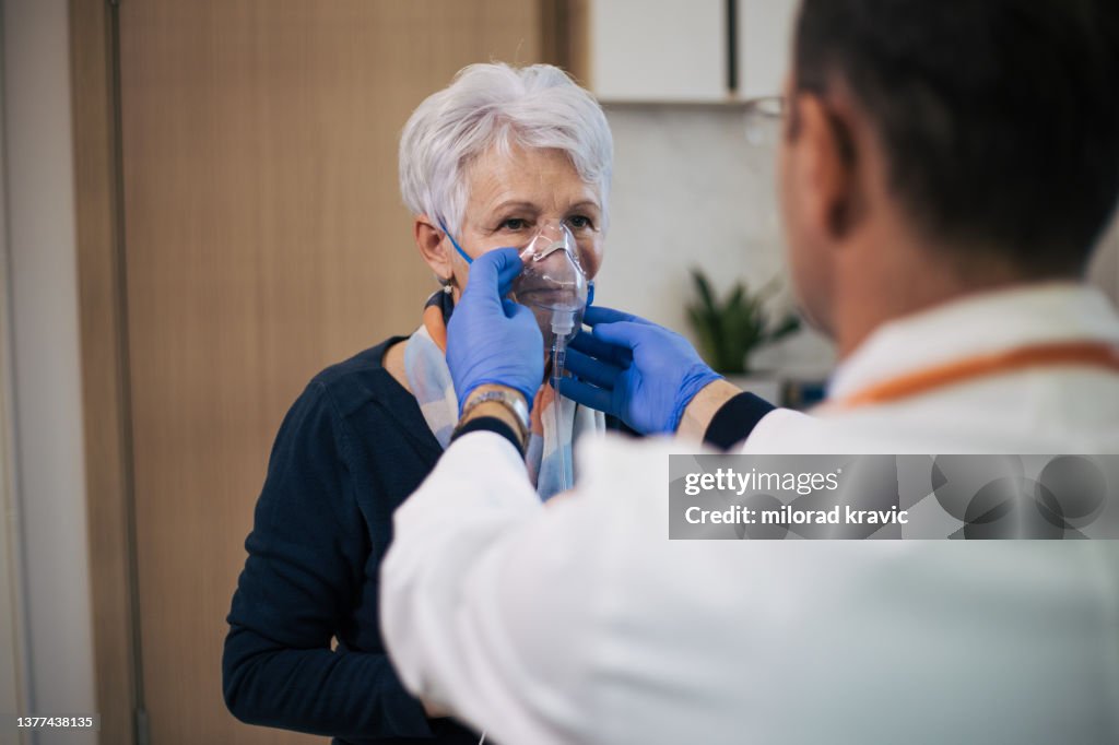 Paziente donna anziana visita un medico