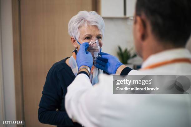 paciente idosa visita um médico - sistema respiratório humano - fotografias e filmes do acervo