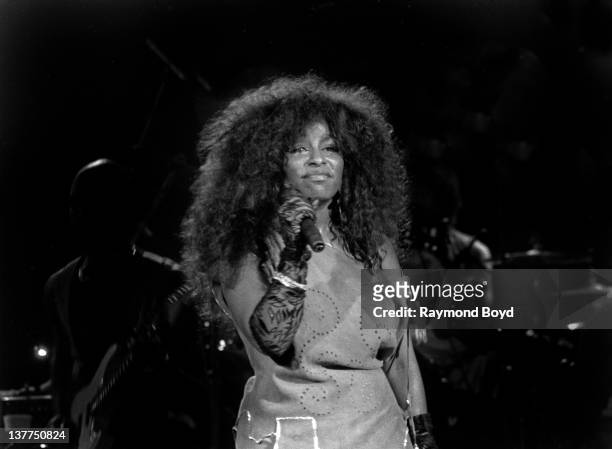 Singer Chaka Khan performs in the Bismarck Pavilion at the Bismarck Hotel in Chicago, Illinois in 1984. (Photo By Raymond Boyd/Getty Images
