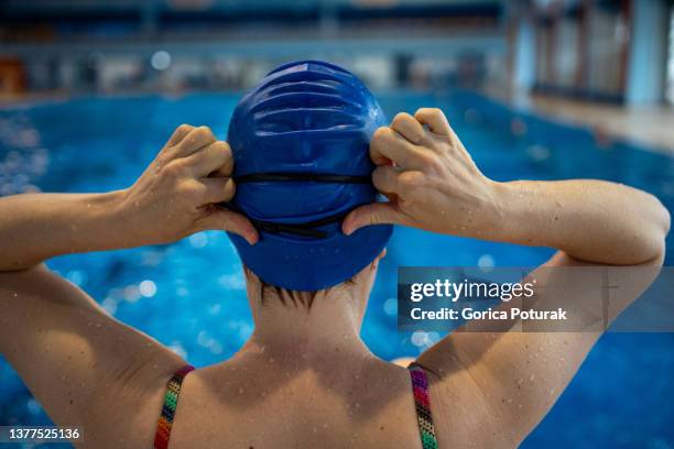 nadador preparándose para nadar - gorro-de-baño fotografías e imágenes de stock