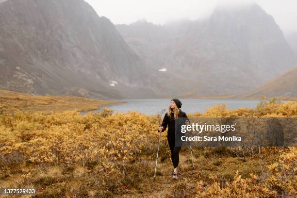 canada, yukon, whitehorse, woman hiking in mountain landscape - yukon stock pictures, royalty-free photos & images