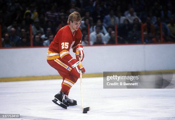 Willi Plett of the Calgary Flames skates with the puck during an NHL game against the Philadelphia Flyers circa 1981 at the Spectrum in Philadelphia,...