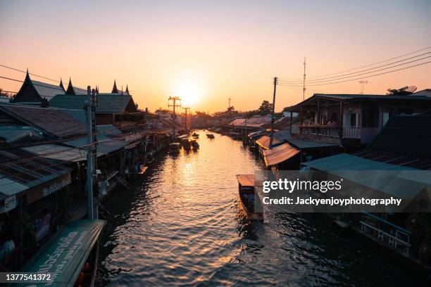 amphawa floating market at sunset - marché flottant photos et images de collection