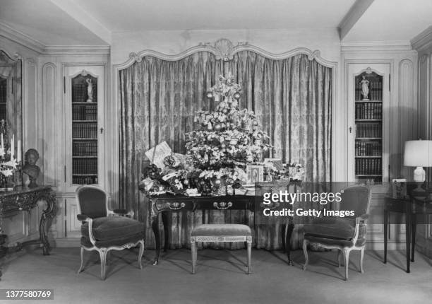 christmas tree in mansion luxurious living room - christmas tree 50's stockfoto's en -beelden