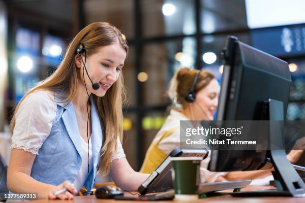 incident response assistance solution. service team of data center help desk helping with a customer for technical problems and resolving. customer satisfaction and feedback. - servicio fotografías e imágenes de stock