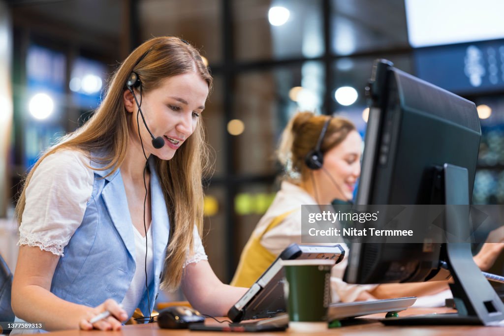 Incident Response Assistance Solution. Service Team of Data Center Help Desk helping with a customer for technical problems and resolving. Customer Satisfaction and Feedback.