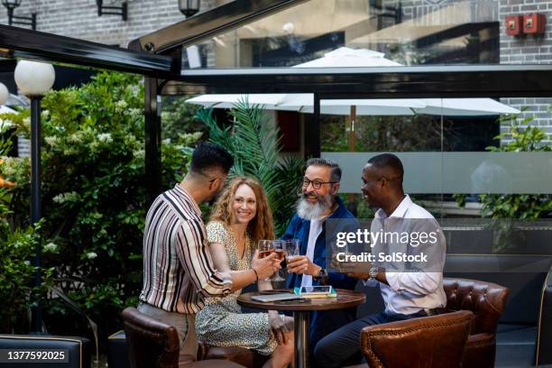 bebidas después del trabajo - happy hour fotografías e imágenes de stock