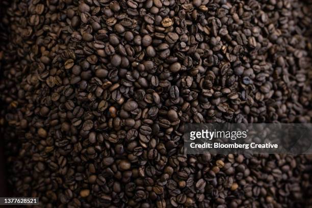 coffee beans - kaffee rösten stock-fotos und bilder