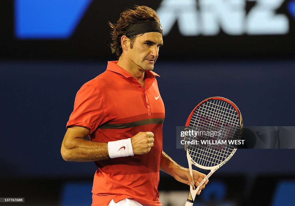 Roger Federer of Switzerland gestures du
