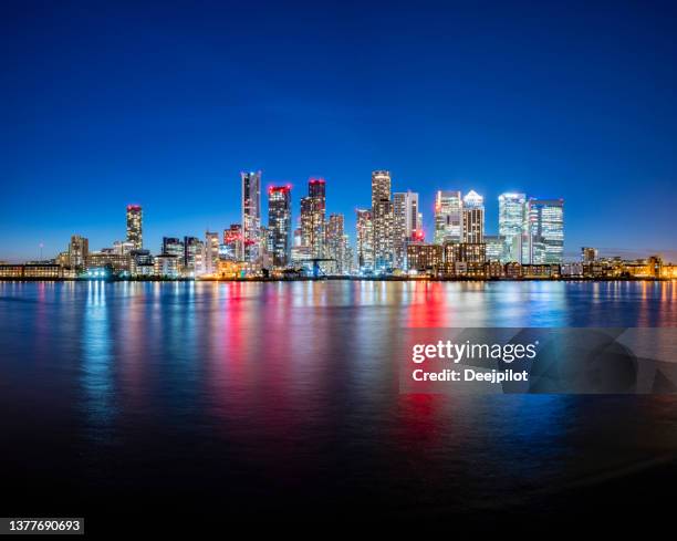 canary wharf business district skyline in twilight, london england - canary wharf stock-fotos und bilder