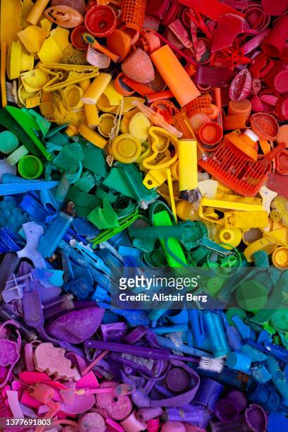 rainbow of coloured plastic pollution from the sea - colors of rainbow in order 個照片及圖片檔