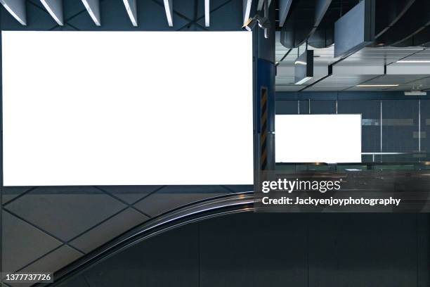 blank billboard on subway - metro screen door stockfoto's en -beelden