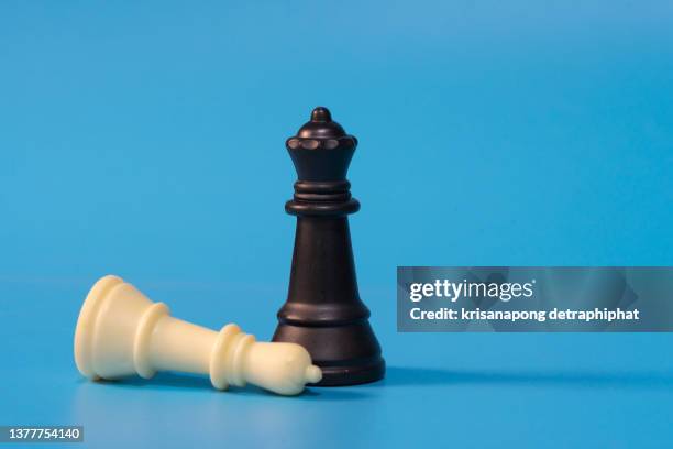 concept of business strategy and tactic,chess,chess game - dame schachfigur stock-fotos und bilder