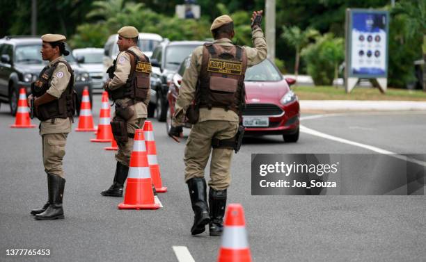 military police blitz in salvador - military inspection stock pictures, royalty-free photos & images