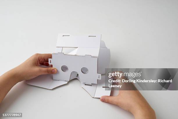 step by step how to make a virtual reality viewer - cardboard vr stock pictures, royalty-free photos & images