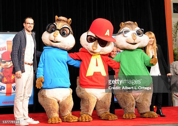 Actor Jason Lee, Simon, Alvin, Ross Bagdasarian Theodore and Janice Bagdasarian attend the Alvin And The Chipmunks hand and footprint ceremony held...