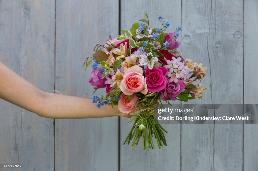 How to make a hand-tied bouquet