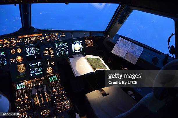 airbus a320 flight deck - airbus cockpit stock pictures, royalty-free photos & images