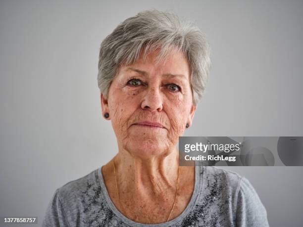ritratto senior caratteristico - intense portrait woman face foto e immagini stock