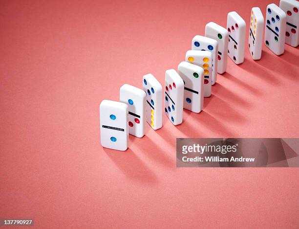dominoes in row - dominó imagens e fotografias de stock