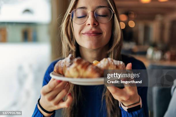 teenager-mädchen mit frühstück - beißen stock-fotos und bilder