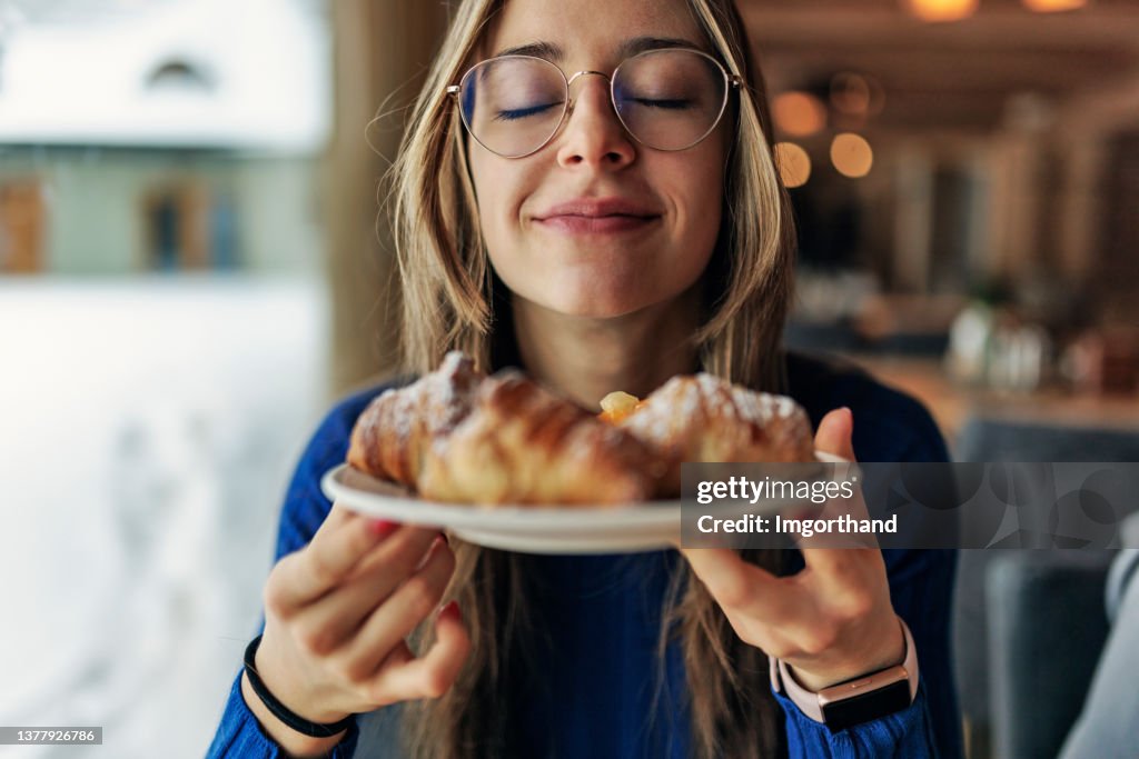 Adolescente che sta facendo colazione