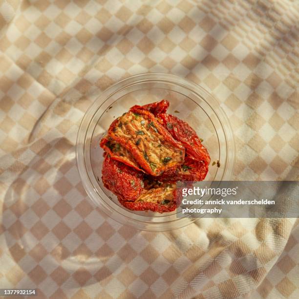 sun-dried tomatoes - sonnengetrocknete tomate stock-fotos und bilder