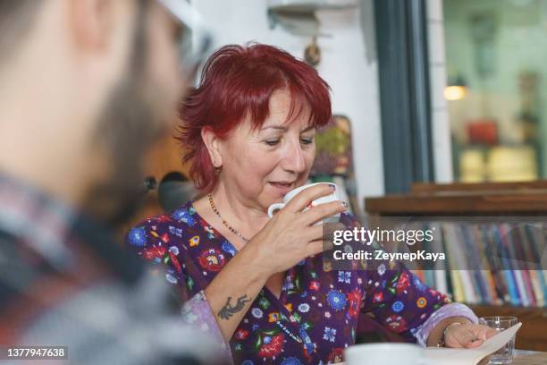 book club - reading books club stockfoto's en -beelden