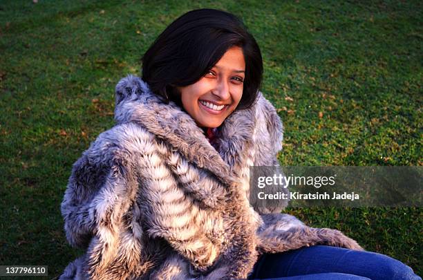 pretty indian woman smiling sweetly - kiratsinh jadeja stock-fotos und bilder