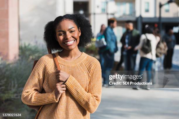 bevor sie sich freunden auf exkursionieren, lächelt der teenager für die kamera - university girl stock-fotos und bilder