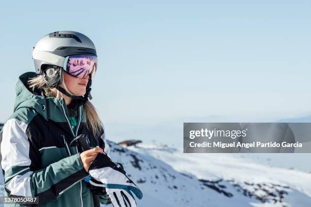 blonde skier woman on the mountain - sierra nevada spain ski photos et images de collection