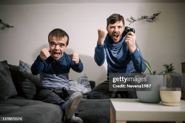 excited friends playing video games - ana imagens e fotografias de stock