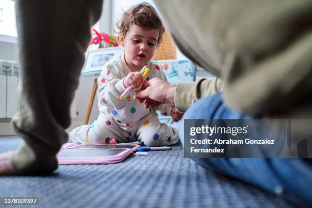 father giving marker pens to his little daughter to draw - kid with markers stock-fotos und bilder