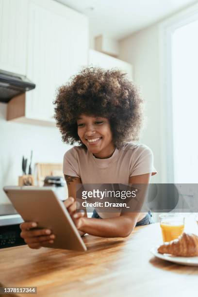 femme afro-américaine travaillant à domicile et buvant du café - african ipad photos et images de collection