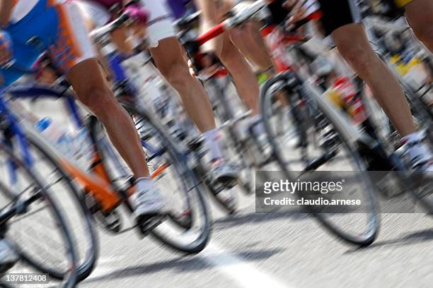 ciclismo concorrência. imagem a cores - prova de ciclismo imagens e fotografias de stock