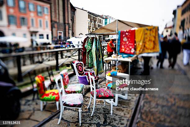 mercado de calle-milán. imagen de color - navigli milano fotografías e imágenes de stock