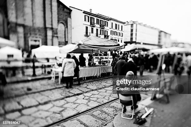 street market-milano. schwarz und weiß - milano navigli stock-fotos und bilder