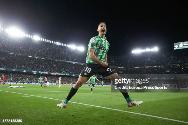 Sergio Canales of Real Betis celebrates a goal during the Copa del Rey match between Real Betis and Rayo Vallecano at Benito Villamarin stadium on...