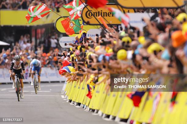 Team Emirates' British rider Adam Yates cycles to the finish line to win ahead of his brother, Team Jayco Alula's British rider Simon Yates placing...