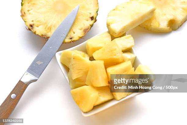 pineapple ananas da ananas comosus,close-up of kiwi slices on cutting board over white background - ananas stockfoto's en -beelden