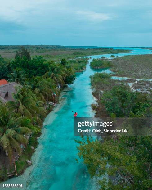 luftaufnahme des roten kanus auf der bacalar lagune in mexiko - lagune stock-fotos und bilder