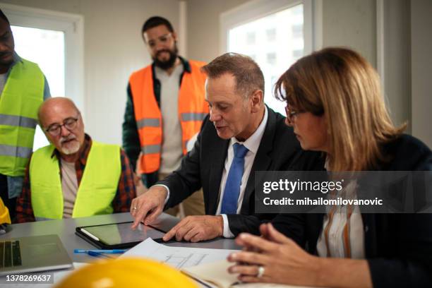 hay regulaciones que debemos cumplir - safety fotografías e imágenes de stock