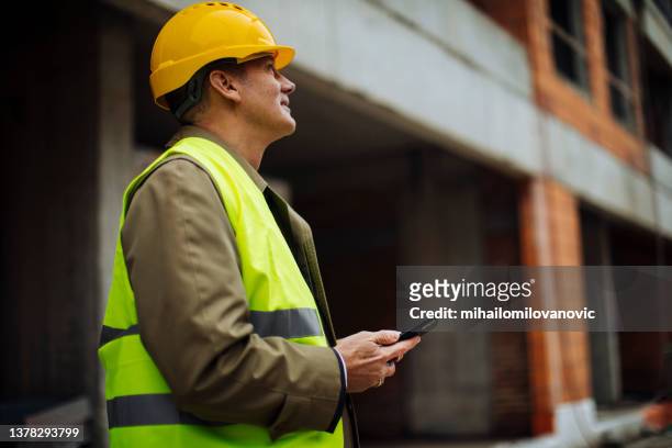 den fortschritt der arbeiten beobachten - person in suit construction stock-fotos und bilder