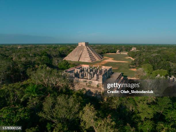 luftaufnahme von chichen itza bei sonnenaufgang - chichen itza stock-fotos und bilder