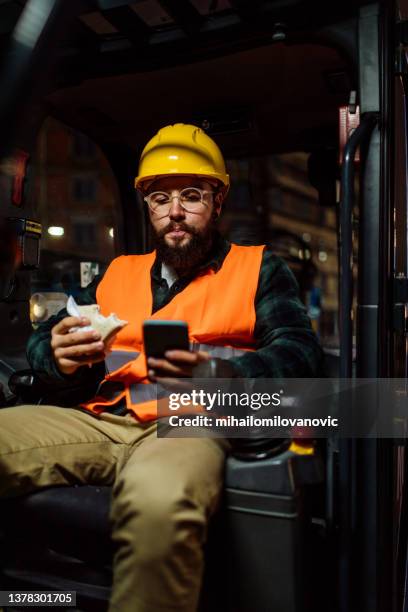 browsing on phone - lunch break stockfoto's en -beelden