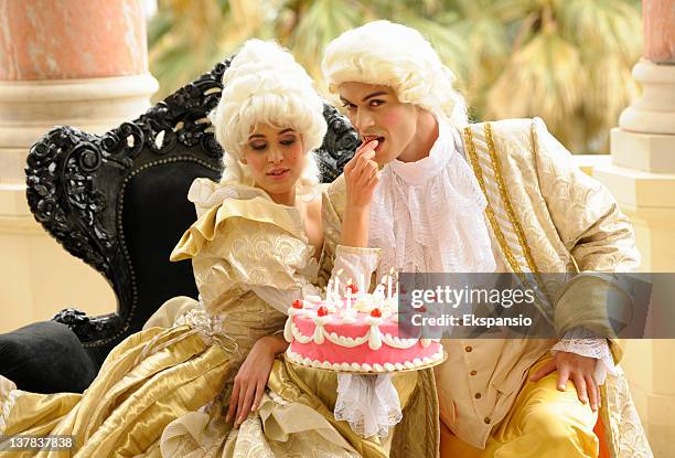幸せな誕生日には、食欲をそそるケーキ貴族 - マリーアントワネット ストックフォトと画像