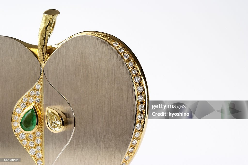 Vintage aislado fotografía de apple broche de oro sobre fondo blanco