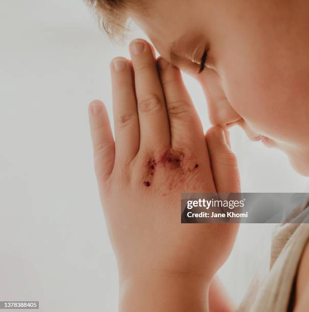 boy praying for peace - vormsel stockfoto's en -beelden